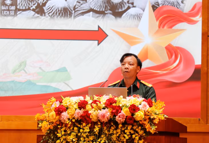 Thí sinh Phan Xuân Thưởng, Phó Chủ nhiệm Chính trị, Ban Phòng thủ KV5-Quảng Yên, Đảng ủy Quân sự tỉnh, trình bày thuyết trình.