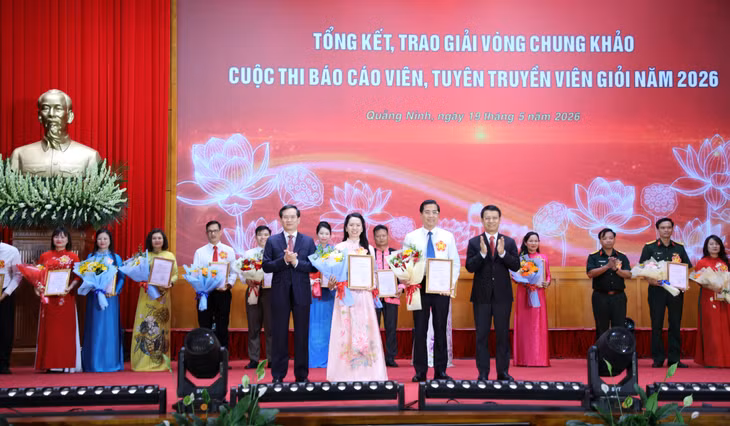 Đồng chí Vũ Quyết Tiến, Phó Bí thư Tỉnh ủy, Chủ tịch Ủy ban MTTQ tỉnh và đồng chí Nguyễn Hồng Dương, Ủy viên BTV, Trưởng Ban Tuyên giáo và Dân vận Tỉnh ủy, Trưởng Ban Tổ chức Cuộc thi, trao giải Nhì cho 2 thí sinh.