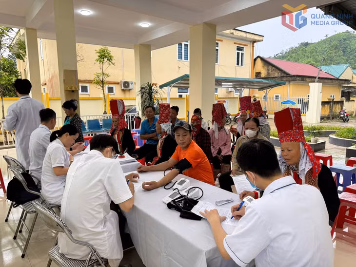 Trạm Y tế xã Đường Hoa phối hợp với Trung tâm Kiểm soát bệnh tật tỉnh Quảng Ninh tổ chức chương trình khám sàng lọc bệnh không lây nhiễm cho Nhân dân trên địa bàn xã.
