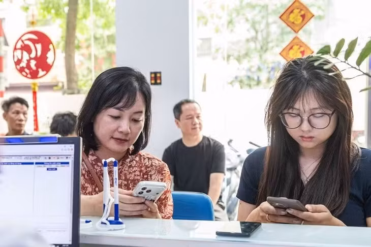 Người dân chỉ nên thực hiện qua VNeID, ứng dụng chính thức của nhà mạng hoặc điểm giao dịch hợp pháp để được hỗ trợ chuẩn hóa thông tin thuê bao di động; tuyệt đối không cung cấp OTP, mật khẩu, ảnh khuôn mặt hay bấm vào đường link lạ. (Ảnh ĐOÀN THỦY)