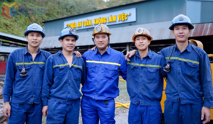  Anh Phạm Đình Duẩn (người chính giữa) cùng đồng đội trước khi vào ca sản xuất.jpg