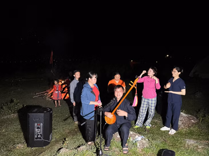 Cùng giao lưu văn nghệ với người dân, khám phá nét đẹp văn hóa dân tộc bản địa.