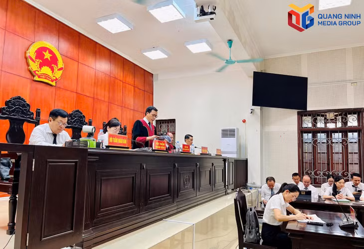 Thẩm phán Chủ tọa phiên tòa đọc quyết định.