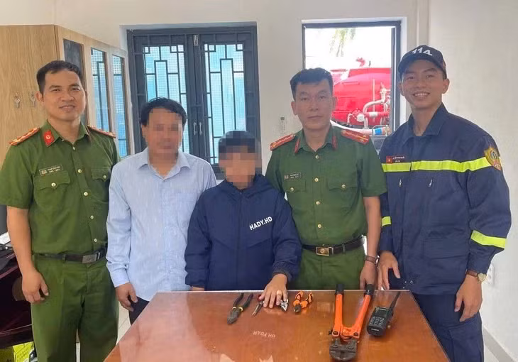 Hai cha con cháu K. bên lực lượng cảnh sát chữa cháy, cứu nạn cứu hộ