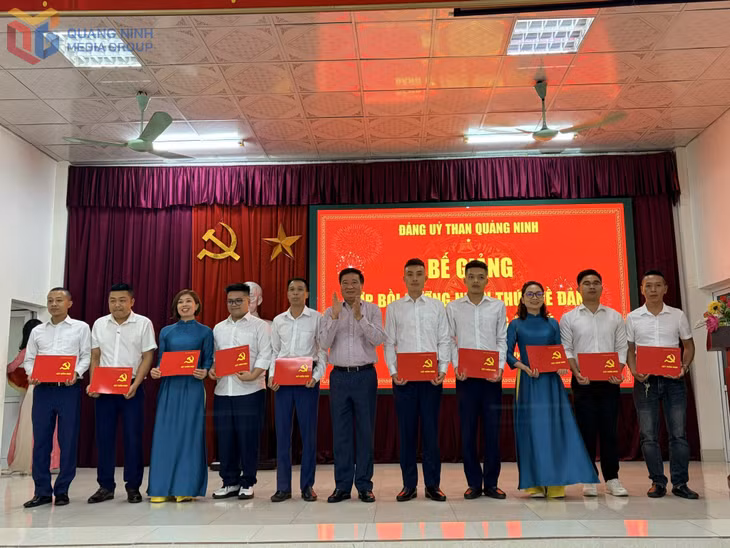 Đảng ủy Than Quảng Ninh bế giảng một lớp nhận thức về Đảng.