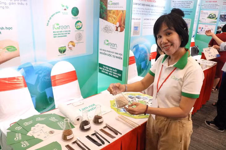 Chị Trần Thị Xuân Mai giới thiệu công nghệ sản xuất nhựa phân hủy sinh học hiện đang được đơn vị này sản xuất tại Đức Hòa (Tây Ninh) - Ảnh: TRỌNG NHÂN