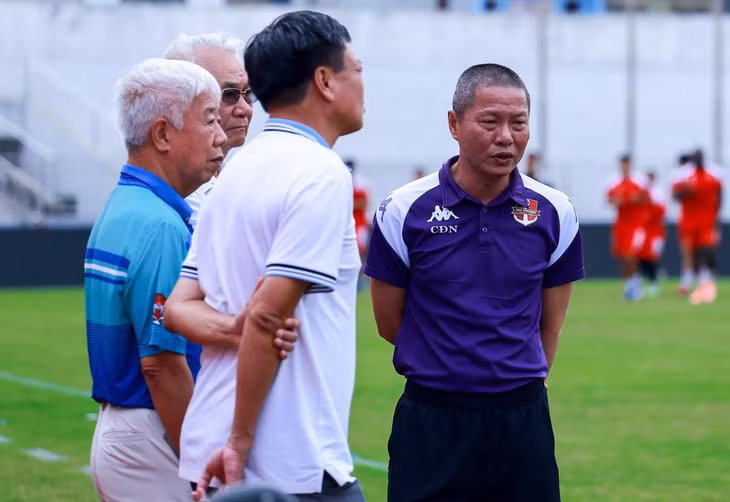 HLV Chu Đình Nghiêm (bìa phải) - Ảnh: CLB HẢI PHÒNG