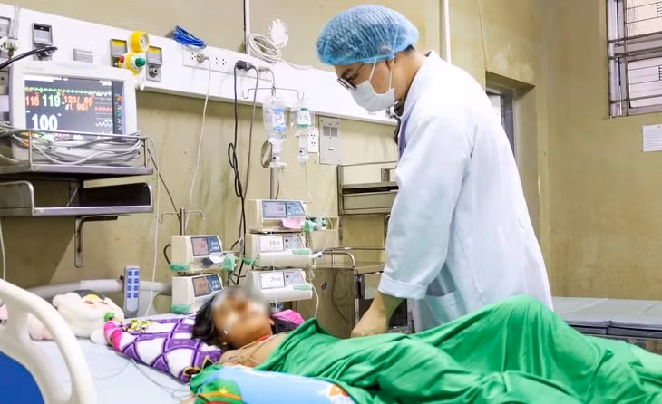 Bé Th. đã qua cơn nguy kịch và được theo dõi sức khỏe tại Bệnh viện Sản - Nhi Cà Mau - Ảnh: THANH HUYỀN