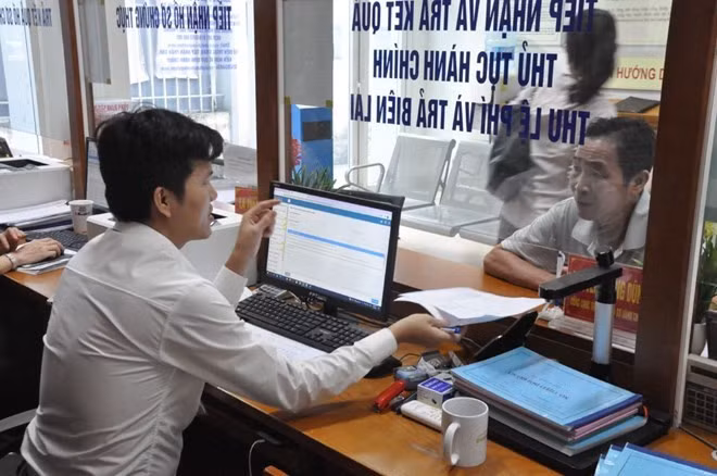 Bộ Nội vụ hướng dẫn chi tiết công thức tính tiền lương và các khoản phụ cấp từ 1/7. Ảnh: Hương Nha