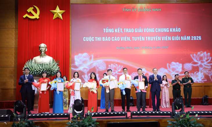 Đồng chí Dương Mạnh Cường, Ủy viên BTV, Chánh Văn phòng Tỉnh ủy và đồng chí Nguyễn Văn Công, Phó Chủ tịch UBND tỉnh, trao giải Khuyến khích cho 7 thí sinh.
