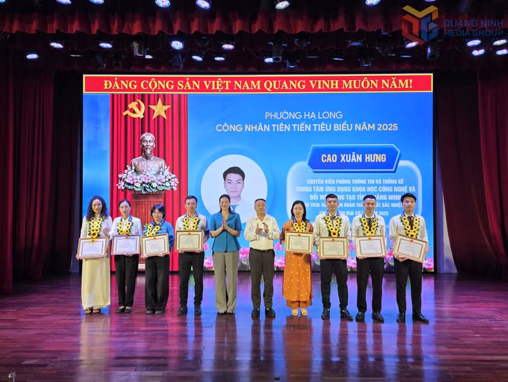 Lãnh đạo LĐLĐ tỉnh tuyên dương các CNVCLĐ tiên tiến phường Hạ Long.