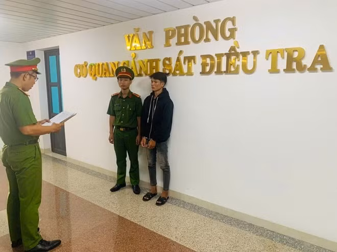 Cơ quan điều tra tống đạt quyết định khởi tố, bắt tạm giam đối tượng. Ảnh: Công an cung cấp