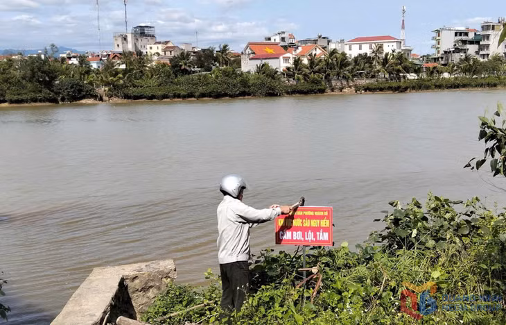 Gần 50 biển cảnh báo phòng, chống đuối nước đã được phường Hoành Bồ cắm mới tại các điểm nguy hiểm.