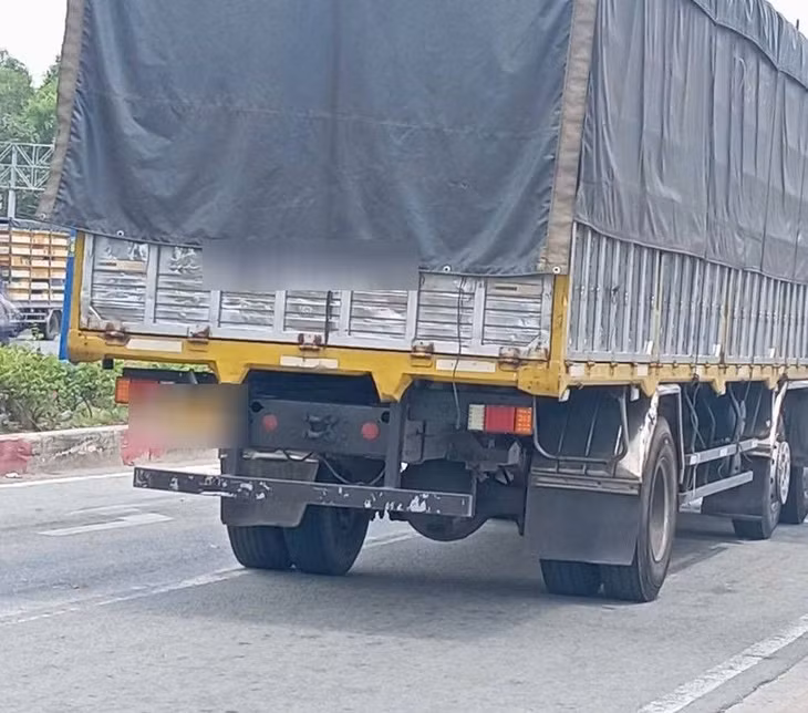Xe tải liên quan vụ tai nạn. Ảnh: Bạn đọc cung cấp