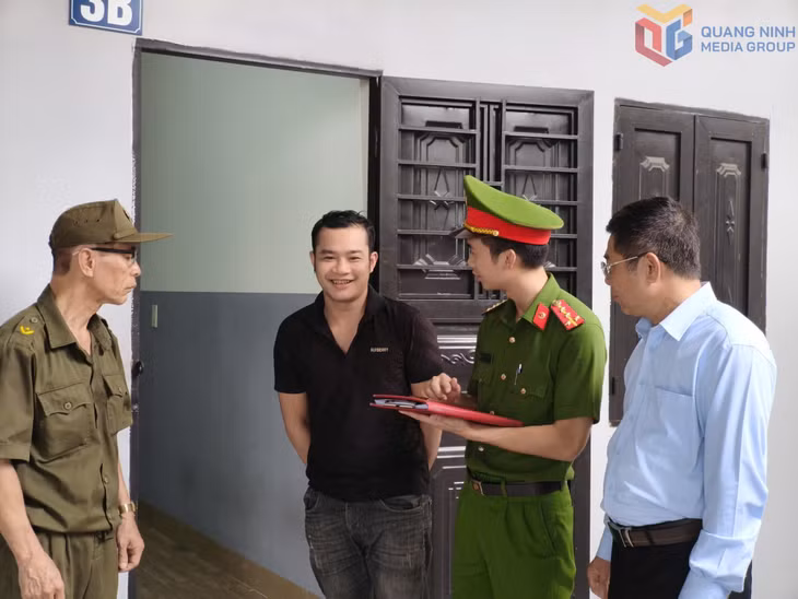 Công an phường Cao Xanh tuyên truyền người dân tạm trú trên địa bàn trong việc chấp hành nghiêm quy định về phòng chống ma túy.