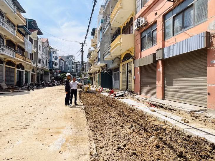 Đại diện chính quyền phường Bãi Cháy cùng nhà thầu kiểm tra tiến độ thực hiện dự án.
