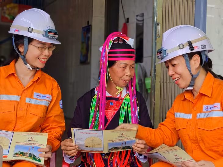 Nhân viên CTĐL Quảng Ninh hướng dẫn người dân sử dụng điện an toàn và tiết kiệm trong mùa nắng nóng.