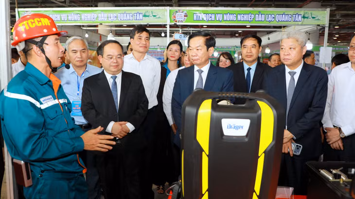 Các đồng chí lãnh đạo trung ương và tỉnh tham quan gian hàng trưng bày triển lãm các sản phẩm công nghệ, thiết bị hiện đại về công tác ATVSLĐ, bảo vệ sức khoẻ cho người lao động trong khuôn khổ lễ phát động tại buổi lễ phát động Tháng hành động về An toàn vệ sinh lao động - Tháng Công nhân năm 2026.