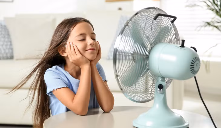 Quạt điện có thể làm mát hiệu quả, khi kết hợp với điều hòa có thể giúp tiết kiệm điện.