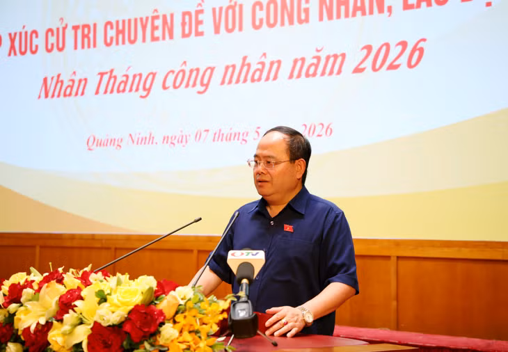 Đồng chí Quản Minh Cường, Ủy viên Trung ương Đảng, Bí thư Tỉnh ủy, Trưởng Đoàn ĐBQH tỉnh, phát biểu tại buổi tiếp xúc.