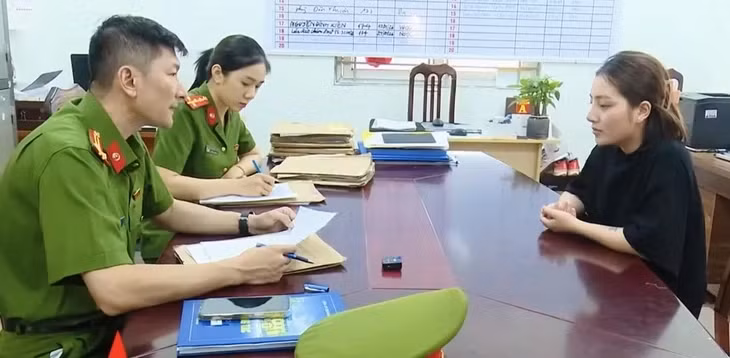 Công an lấy lời khai với Bàn Thị Tâm - Ảnh cắt từ clip