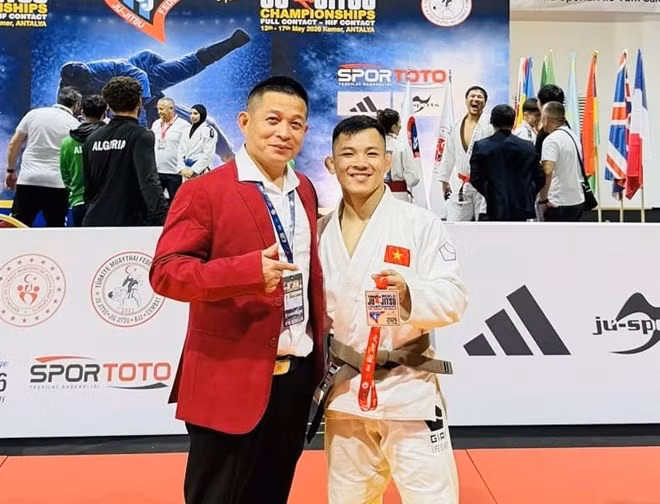 Võ sĩ Đào Hồng Sơn và huấn luyện viên tại giải đấu tại Thổ Nhĩ Kỳ. Ảnh: Tiến Bùi