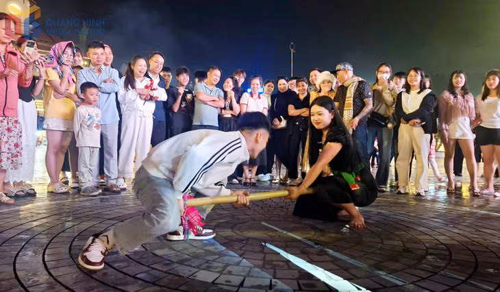 Trong không gian sôi động của lễ hội vùng cao, du khách được trải nghiệm các trò chơi, thi đấu đẩy gậy với các cô gái Thái duyên dáng.