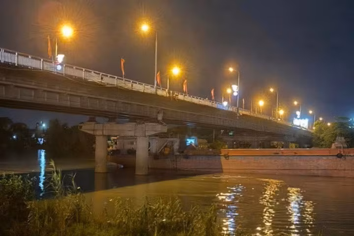 Tàu hàng mắc kẹt dưới gầm cầu Đò Quan khiến giao thông qua khu vực bị ảnh hưởng trong đêm.