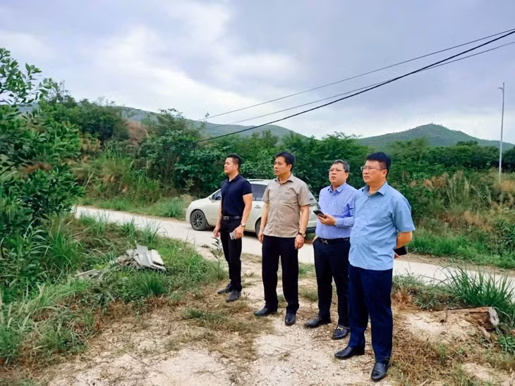 Lãnh đạo phường Việt Hưng kiểm tra thực địa công tác GPMB tại dự án Công viên công cộng Tuần Châu.