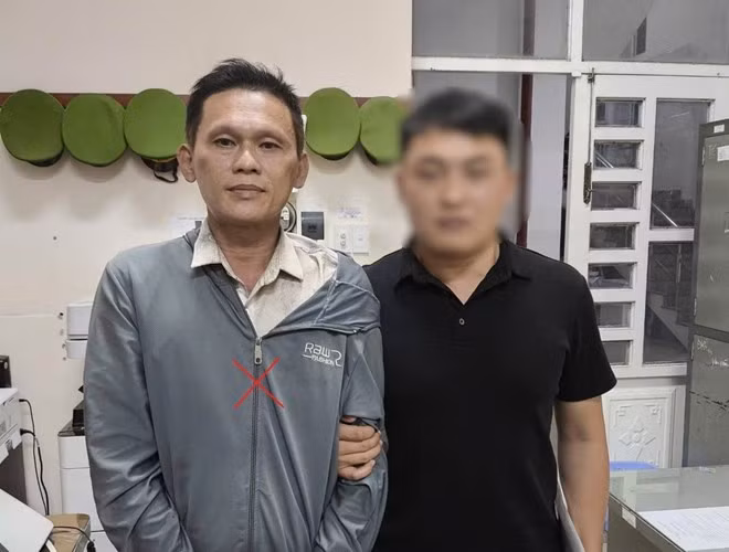 Đối tượng dùng dao chém mẹ vợ (bên trái) đến cơ quan công an đầu thú. Ảnh: CA TP Đồng Nai