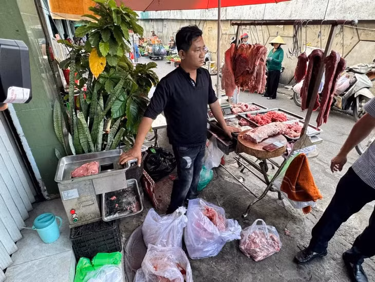 Đối tượng Nguyễn Văn Thái tại cửa hàng bán hằng ngày.