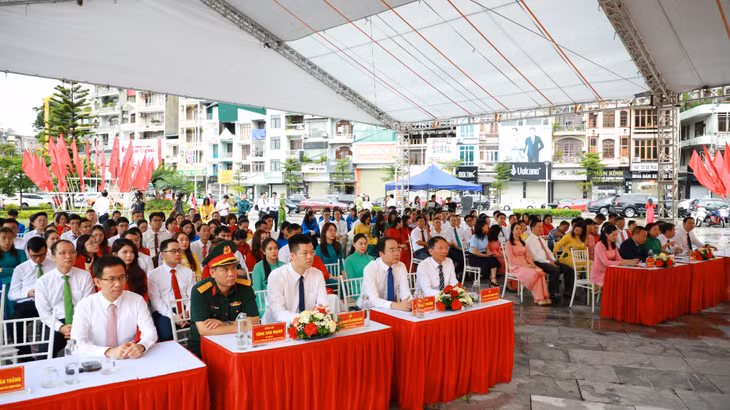 Các đại biểu dự lễ trao quyết định kết nạp Đảng của Đảng ủy phường Hồng Gai.