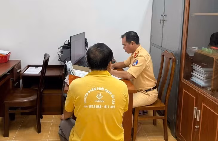 Tài xế xe tải đã thừa nhận hành vi vi phạm của mình - Ảnh: PC08