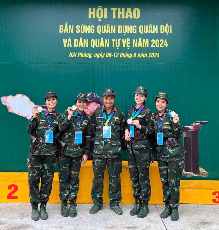 Thượng uý Nguyễn Thị Hồng Nhung (ngoài cùng bên phải) cùng đồng đội đoạt HCĐ tại Hội thao bắn súng quân dụng Quân đội và Dân quân tự vệ cấp Quân khu.
