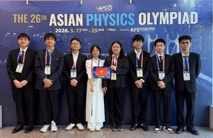 Tám học sinh trong Đội tuyển quốc gia Việt Nam dự thi APhO 2026 (từ trái sáng phải): Tạ Ngọc Minh, Nguyễn Nhật Minh, em Bùi Anh Tú, Nguyễn Thị Bích Ngọc, Vũ Nguyên Nguyên, Lê Duy Khánh, Phan Tuấn Dũng, Mai Văn Khánh (Ảnh: MOET)