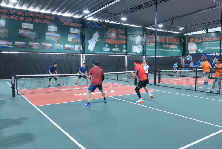 Các vận động viên tham gia tranh tài môn pickleball tại hội thao