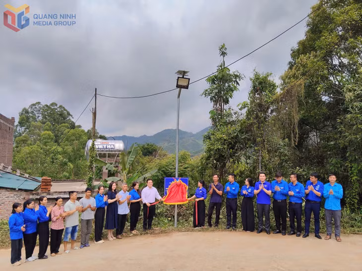 Công ty trao tặng tuyến đường điện tại xã Lục Hồn.