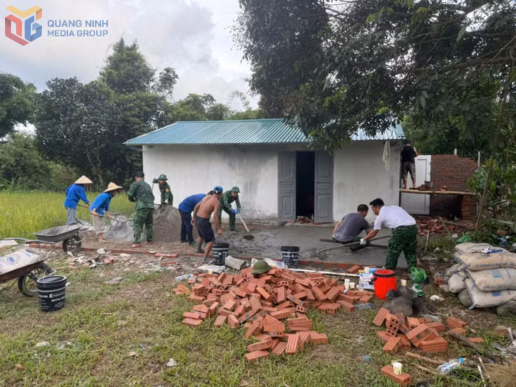 CBCS Đồn Biên phòng Quảng Đức giúp dân bản xây nhà.