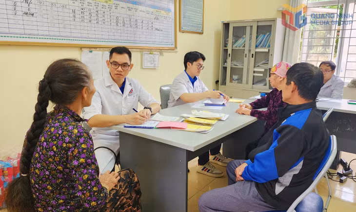 Bác sĩ Bệnh viện Đa khoa tỉnh tư vấn, khám bệnh cho người dân trong chương trình khám bệnh lưu động tại xã Quảng Đức. Ảnh: Nguyễn Hoa
