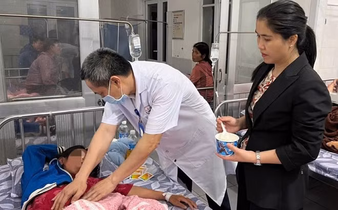 Hàng chục bệnh nhân nghi ngộ độc thực phẩm do ăn bánh mì được y bác sĩ Bệnh viện Đa khoa khu vực Hướng Hóa điều trị. Ảnh: Hưng Thơ