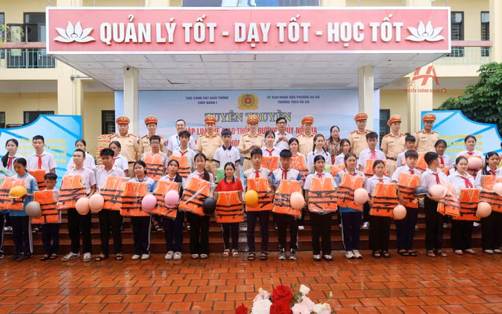 Phòng CSGT tỉnh tổ chức tặng áo phao cho học sinh Trường THCS Hà An (phường Hà An).