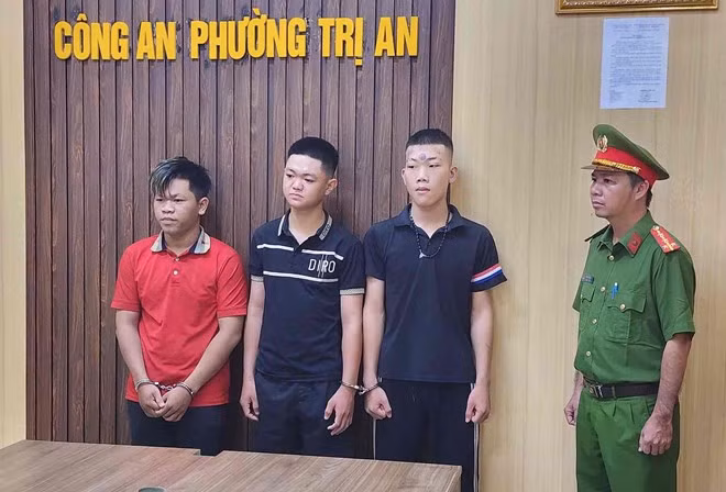 Công an phường Trị An phối hợp tống đạt quyết định khởi tố vụ án, khởi tố bị can các thanh niên ném bom xăng vào nhà dân. Ảnh: Công an thành phố Đồng Nai