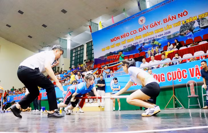 Ở môn đẩy gậy, các VĐV cũng thi đấu đầy quyết tâm.