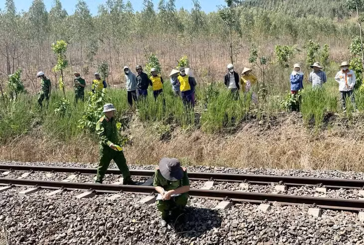 Công an khám nghiệm hiện trường vụ tàu hỏa tông nhân viên đường sắt tử vong. Ảnh: Duy Tuấn