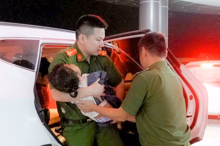 Công an xã Tân Đoàn đưa cháu bé đi cấp cứu tại Bệnh viện Đa khoa tỉnh Lạng Sơn - Ảnh: CACC