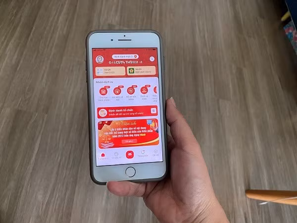 Việc ứng dụng công nghệ thông tin trong BHXH, trong đó có chi trả lương hưu góp phần giúp người dân thuận lợi hơn. Ảnh: Giang Linh