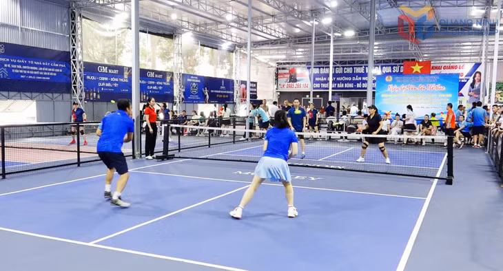 Các vận động viên tham gia tranh tài môn thi đấu Pickleball nội dung đôi nam -nữ tại Ngày hội Văn hóa thể thao CNVCLĐ lần thứ XIV năm 2026, Cụm Công đoàn phường Cẩm Phả.