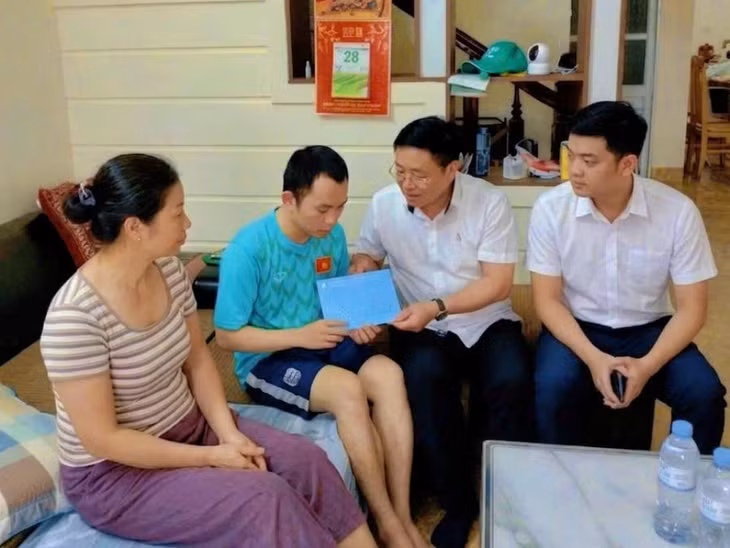 Ông Vũ Hữu Chương, Chủ tịch Công đoàn Công ty thăm hỏi, động viên và tặng quà gia đình nhân viên có hoàn cảnh khó khăn.