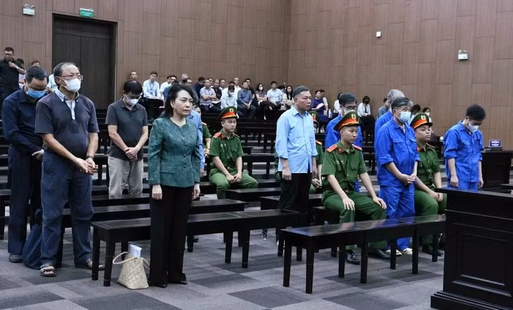 Cựu Bộ trưởng Nguyễn Thị Kim Tiến cùng các bị cáo tại phiên tòa chiều nay- Ảnh: GIANG LONG