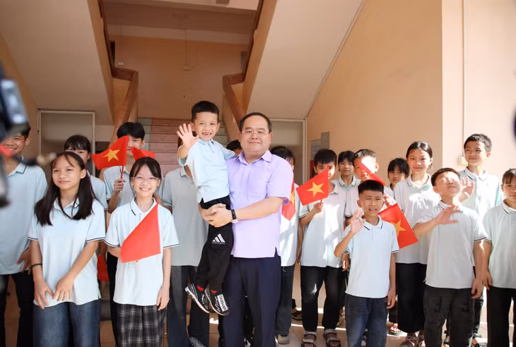 Đồng chí Quản Minh Cường, Ủy viên Trung ương Đảng, Bí thư Tỉnh ủy, Trưởng Đoàn ĐBQH tỉnh trò chuyện và chụp ảnh với các cháu tại Trung tâm trợ giúp xã hội tỉnh (cơ sở 2).